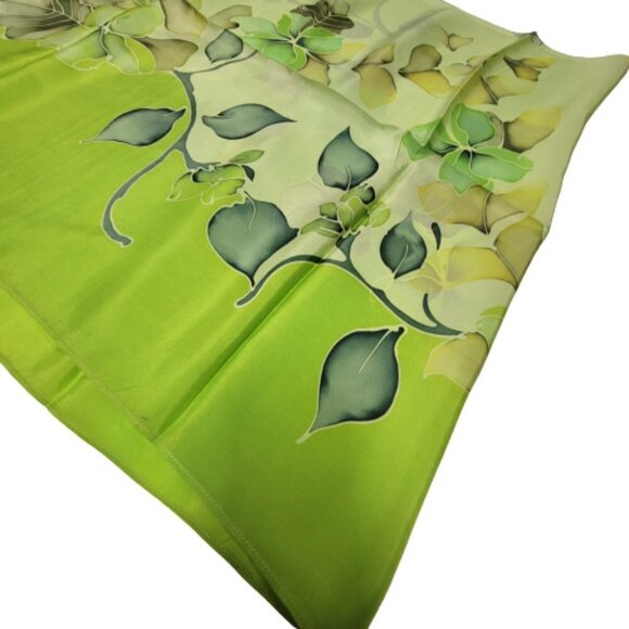 Silk Handpainted Rectangular Scarf in a two tone Green with a floral motif - NEW - Picture 4 of 9